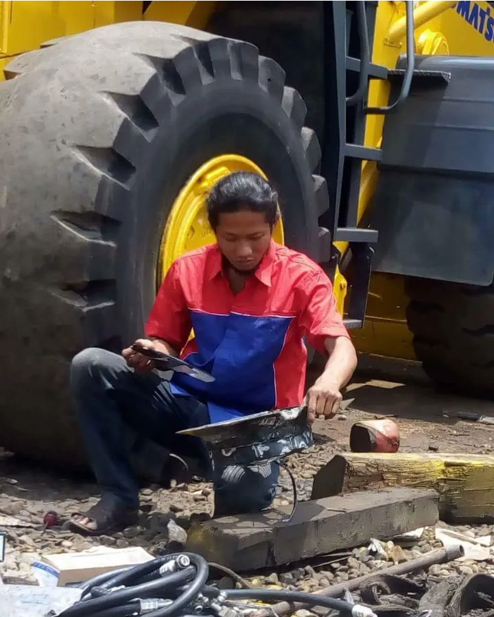 teknisi ac alat berat dhika autocare berpengalaman dan bersertifikat