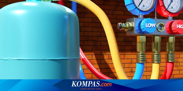 Proses pengisian freon AC alat berat