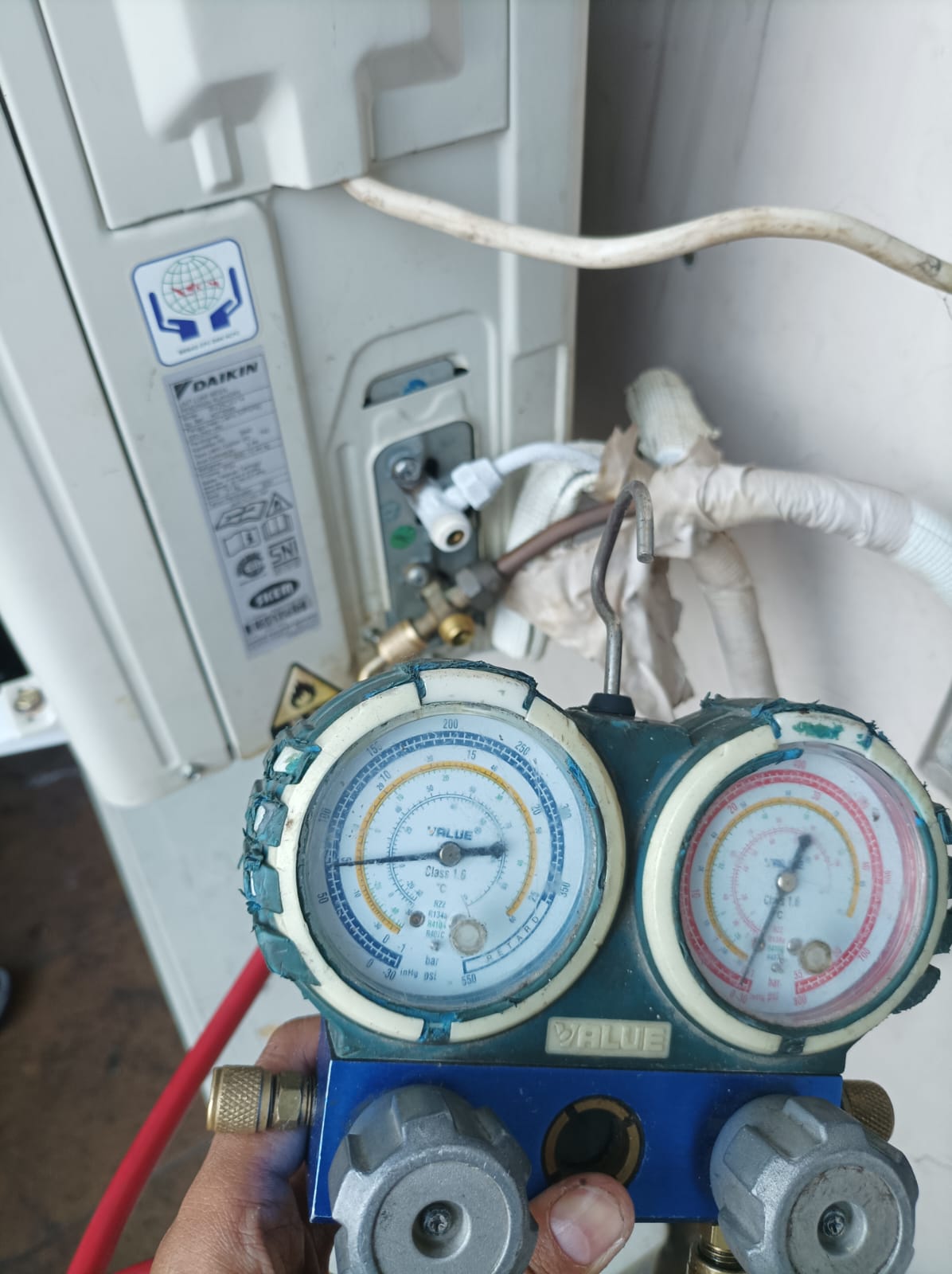 Pendeteksi kebocoran freon AC alat berat